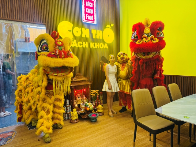 Múa lân khai trương
