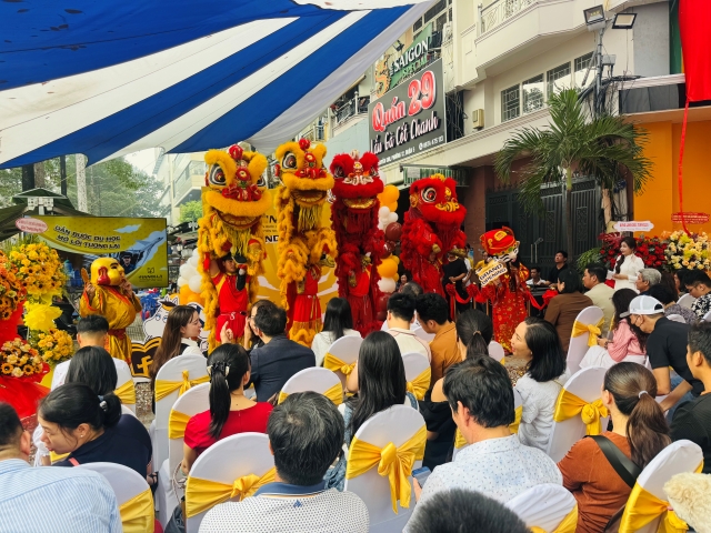 Múa lân khai trương