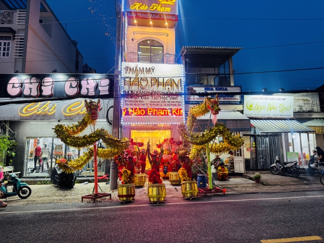 Múa lân khai trương